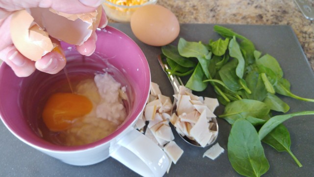 Microwave Spinach Omelets in a Mug Recipe